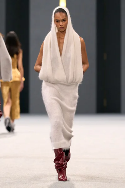 Look 19